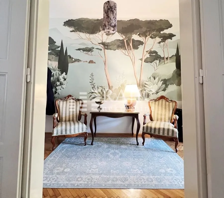 Living room with classic furniture and decorative wall wallpaper.