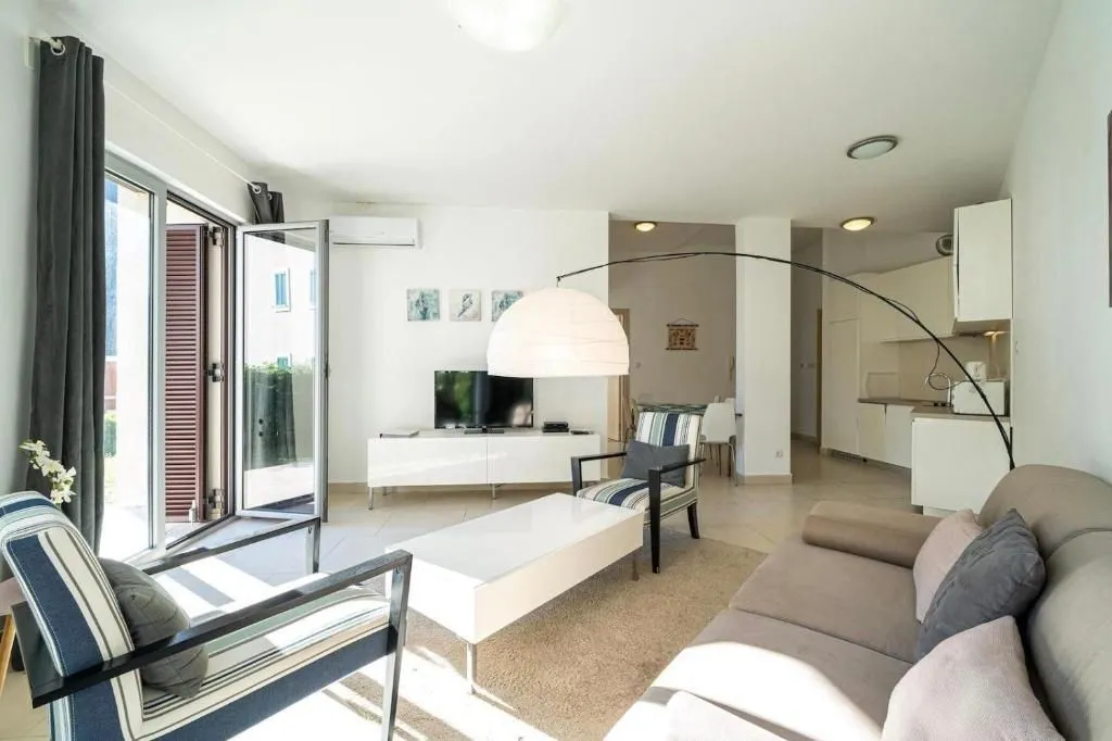 Prodaja, dvosoban stan, 84m², Morinj, Kotor