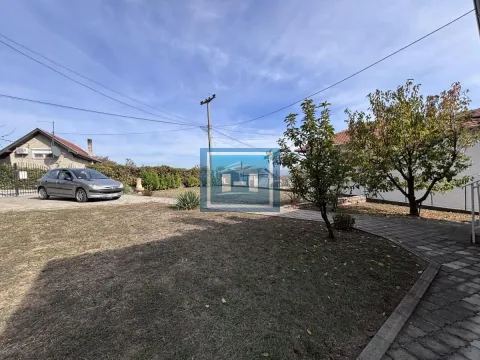 Dvorište sa travnjakom, drvećem i parkiranim automobilom ispred kuće. - image 4