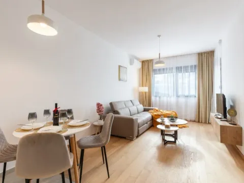 Izdavanje, jednosoban stan, 50m², Bečići, Budva