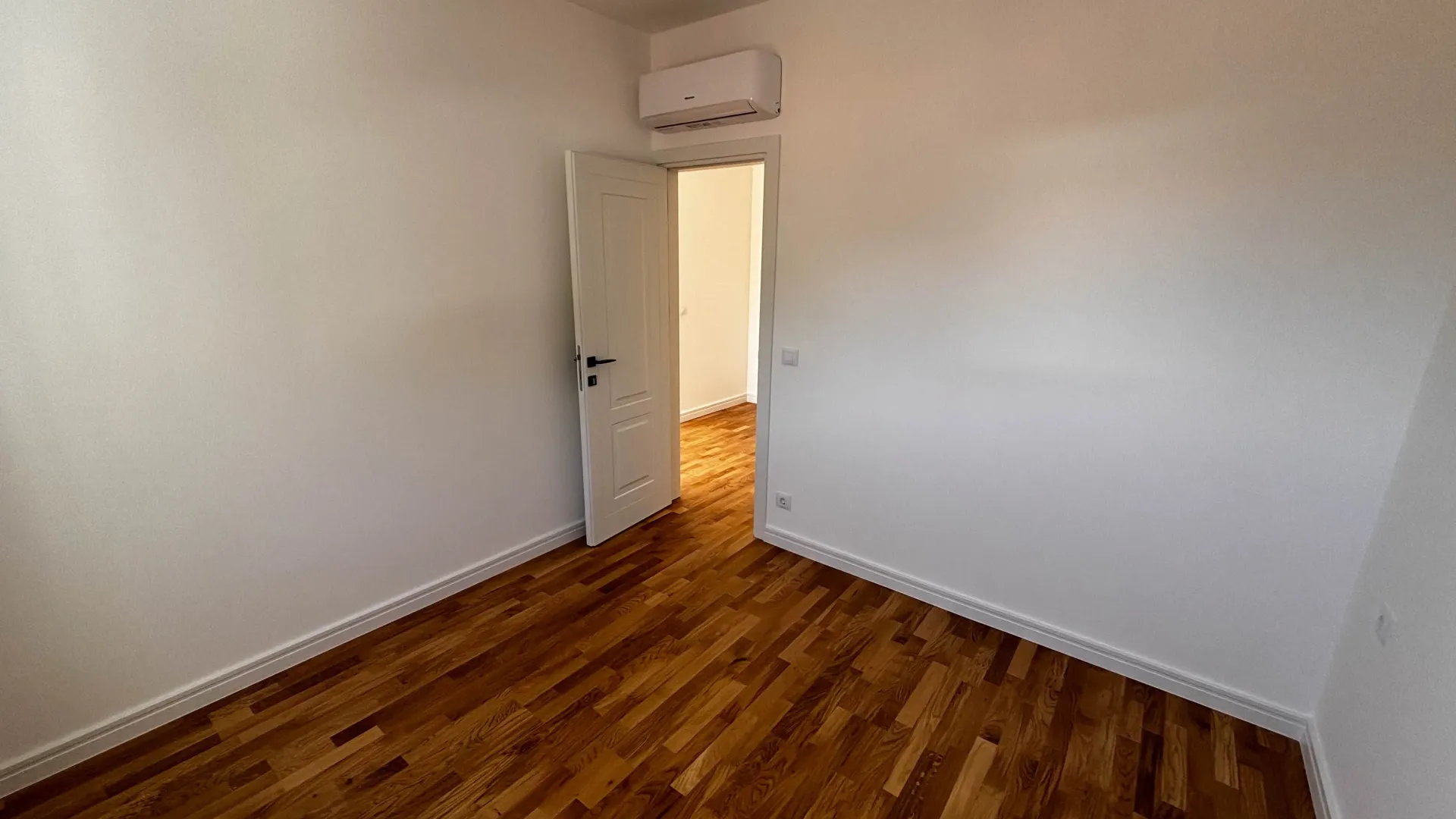 Prodaja, dvosoban stan, 61m², Sutomore, Bar