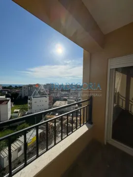 Natkriveni balkon sa pogledom na grad i okolinu. - image 18