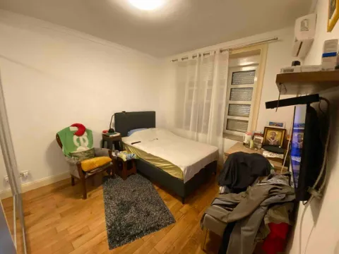 Manja spavaća soba sa krevetom i namještajem. - image 3