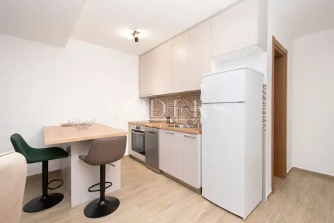 Moderna kuhinja sa šankom, trpezarijskim stolom i ugradnim elementima. - image 3