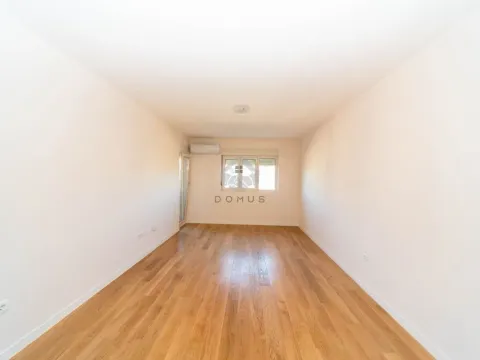 Izdavanje, jednosoban stan, 50m², Central Point, Podgorica