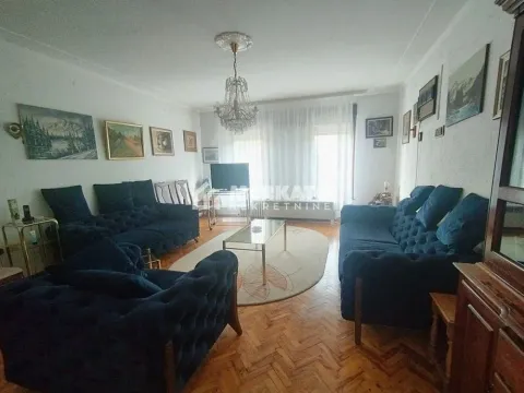 Prostrana dnevna soba sa garniturom za sedenje i parketom na podu. - image 4