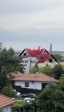 Pogled sa prozora na okolne kuće i gradski pejzaž. - image 4