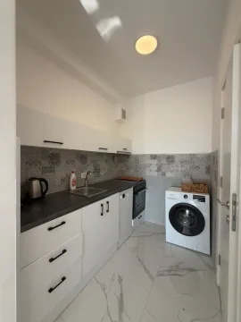 Manja bijela kuhinja sa ugrađenim elementima i veš mašinom. - image 8