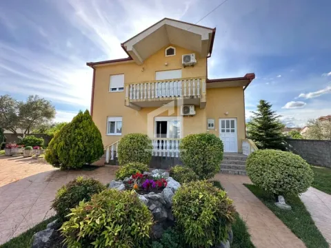 Kuća in Donja Gorica
