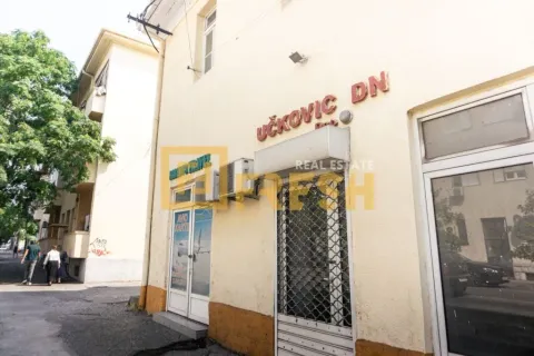 Pogled na spoljašnjost poslovnog prostora sa ulazom i izlozima u prizemlju zgrade. - image 2