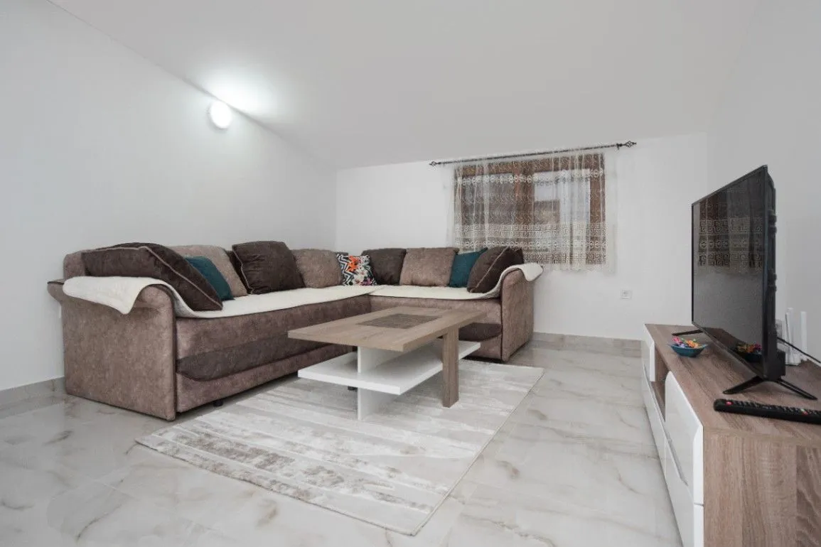 Izdavanje,  stan, 93m2, Škaljari, Kotor