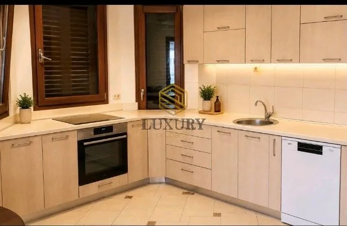 Bright and equipped kitchen with wooden elements.