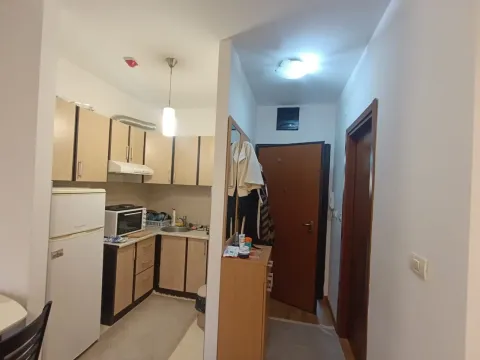Manja kuhinja povezana sa hodnikom i ulaznim dijelom stana. - image 3