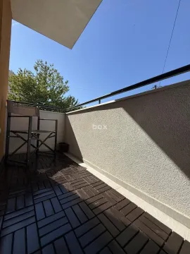 Manji balkon sa drvenom podlogom i stolicom. - image 17