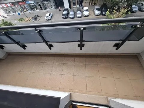 Pogled sa balkona na ulicu i parkirane automobile. - image 16