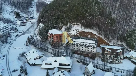 Pogled iz vazduha na planinsko naselje pod snegom. - image 14