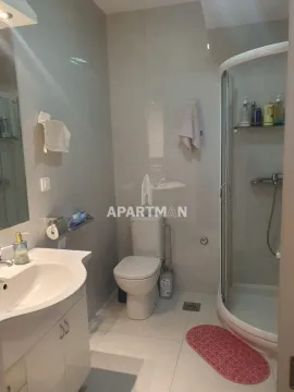 Kupatilo opremljeno umivaonikom, WC šoljom i tuš kabinom. - image 7