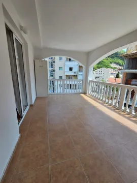 Prostrana natkrivena terasa sa keramičkim pločicama i balustradom. - image 10
