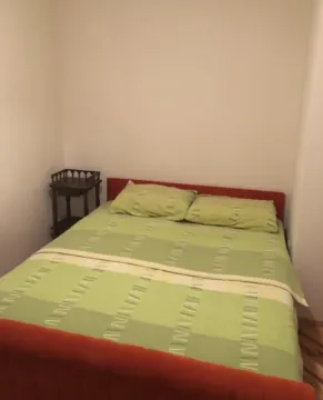 Spavaća soba sa bračnim krevetom i noćnim stočićem. - image 6