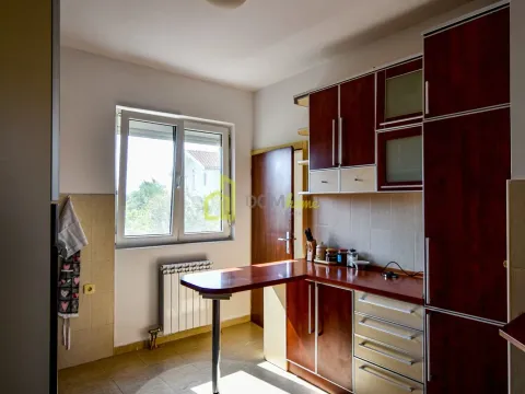 Izdavanje, kuća, 185m², Tološi, Podgorica - image 16