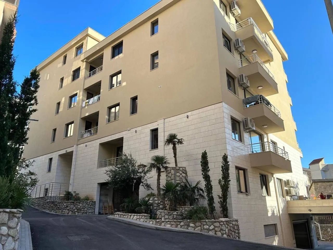 Rent, one bedroom apartment, 45m², Bečići, Budva