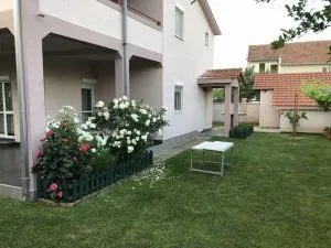 Rent, house, 300m², Donji Kokoti, Podgorica