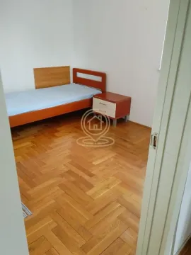 Manja spavaća soba sa krevetom i drvenim podom. - image 7