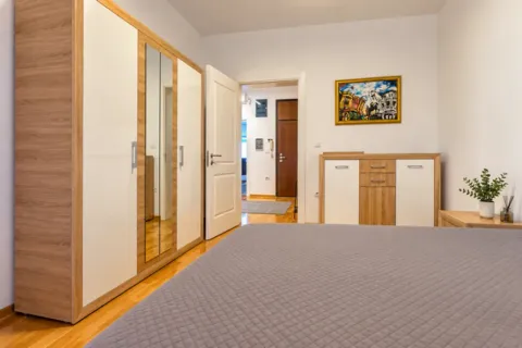 Nameštena spavaća soba sa velikim garderoberom i bračnim krevetom. - image 6