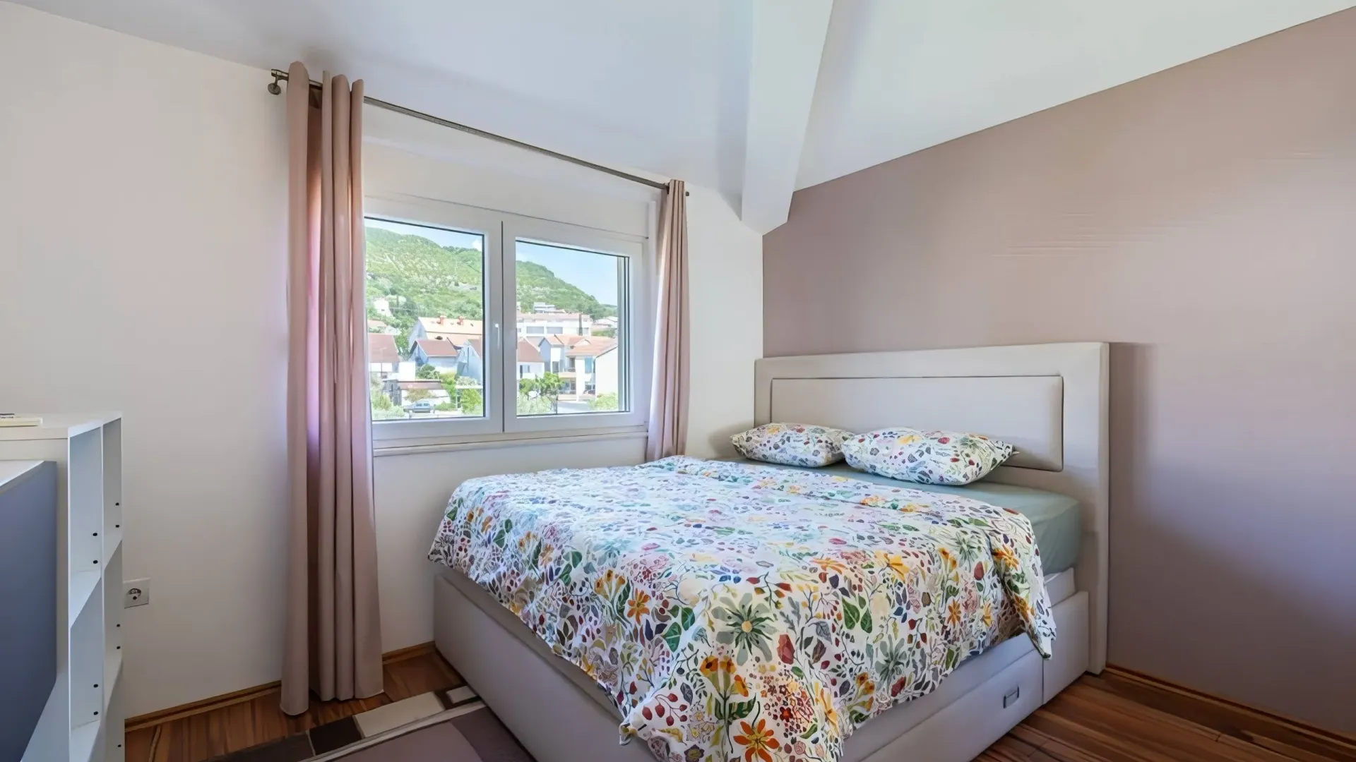 Izdavanje, trosoban stan, 130m², Kalimanj, Tivat