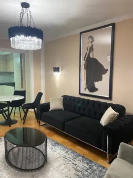 Moderna i elegantno uređena dnevna soba sa crnim namještajem i dekorativnim osvjetljenjem. - image 12
