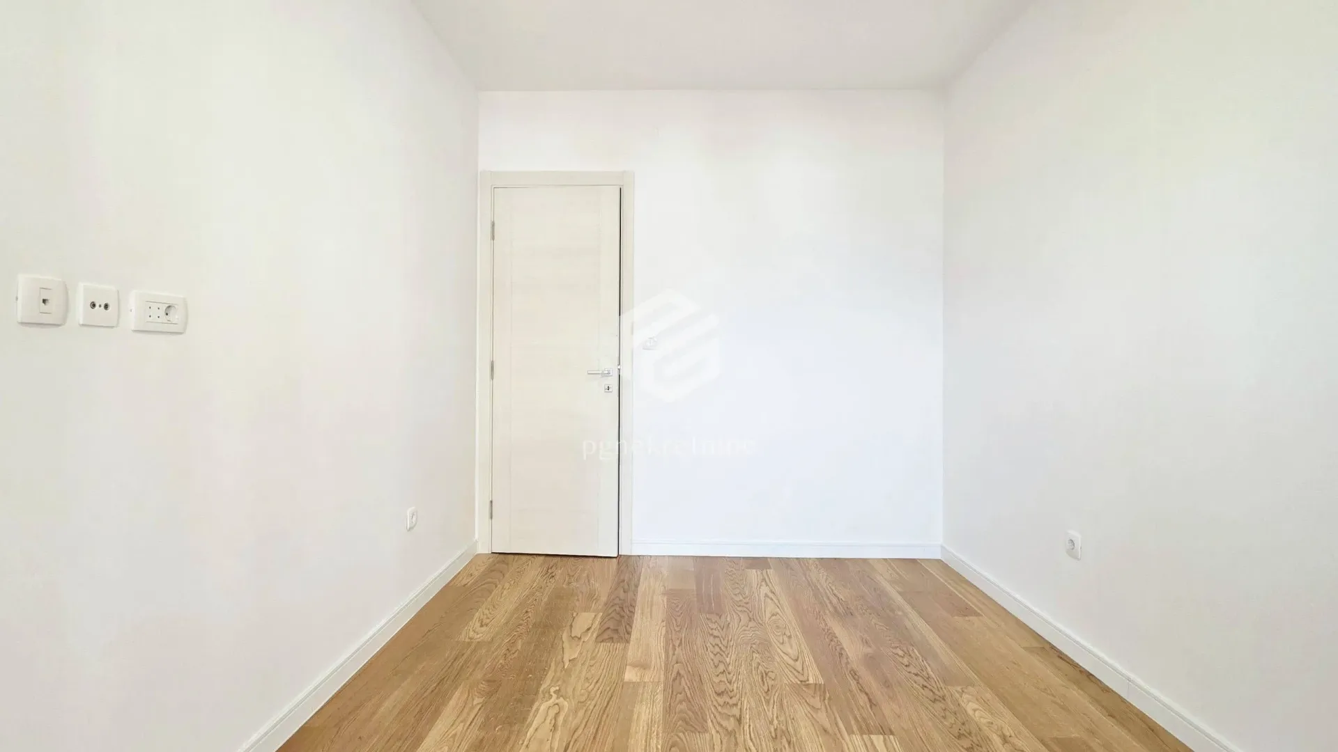 Izdavanje, dvosoban stan, 71m², Central Point, Podgorica