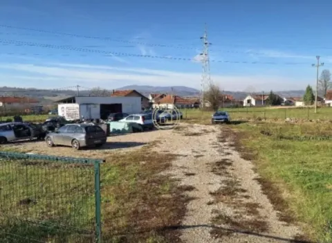 Pogled na dvorište i okolne objekte sa parkiranim automobilima. - image 2