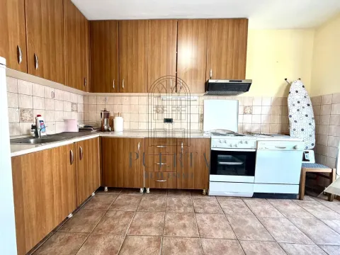 Drveni kuhinjski elementi sa šporetom i radnom površinom. - image 6