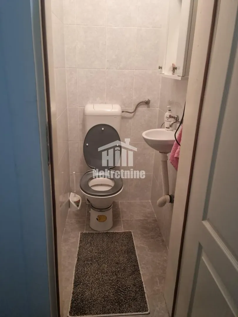 Manje kupatilo sa wc šoljom i umivaonikom.