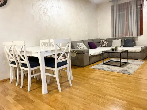 Dnevni boravak sa garniturom i trpezarijskim stolom. - image 3