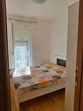 Svijetla spavaća soba sa bračnim krevetom i izlazom na terasu. - image 10