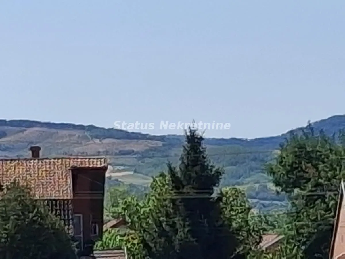 Pogled na okolno zelenilo i brda sa nekretnine.