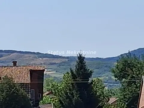 Pogled na okolno zelenilo i brda sa nekretnine. - image 27