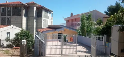 View of the courtyard and house facade with a gate. - image 19