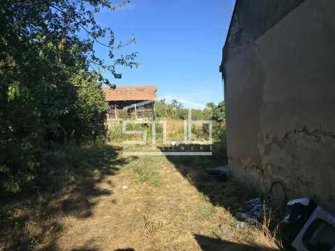 Pogled na dvorište i okolne objekte sa zelenilom. - image 2