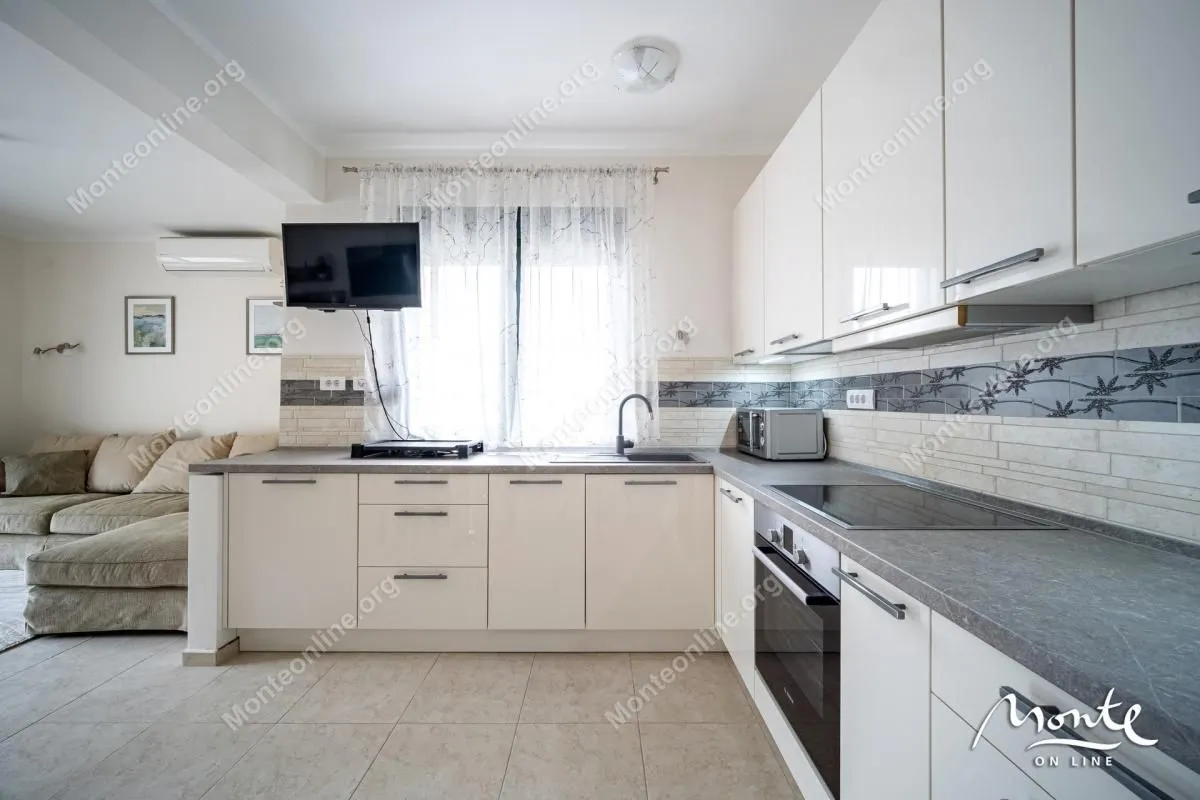 Prodaja, dvosoban stan, 109m², Dobrota, Kotor