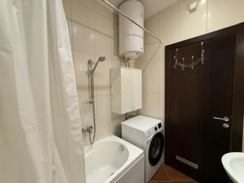 Kupatilo opremljeno kadom, bojlerom i veš mašinom. - image 13