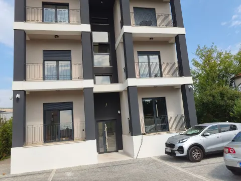 Fasada moderne stambene zgrade sa terasam i parkingom u dvorištu. - image 15