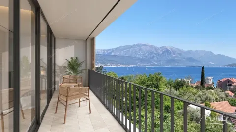 Natkriveni balkon sa garniturom za sjedenje i pogledom na more i planine. - image 14