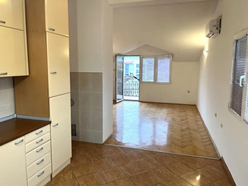 Izdavanje, trosoban stan, 95m², Zagorič, Podgorica