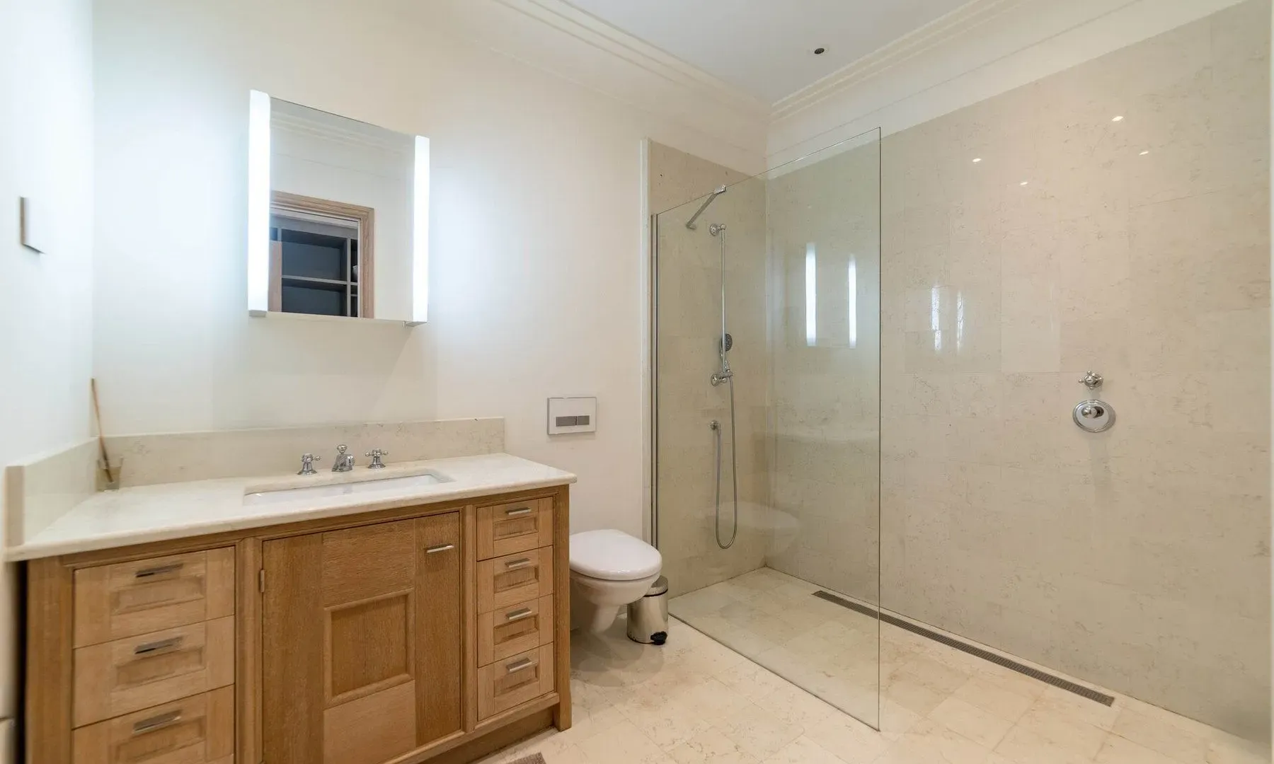 Izdavanje, dvosoban stan, 131m², Porto Montenegro, Tivat