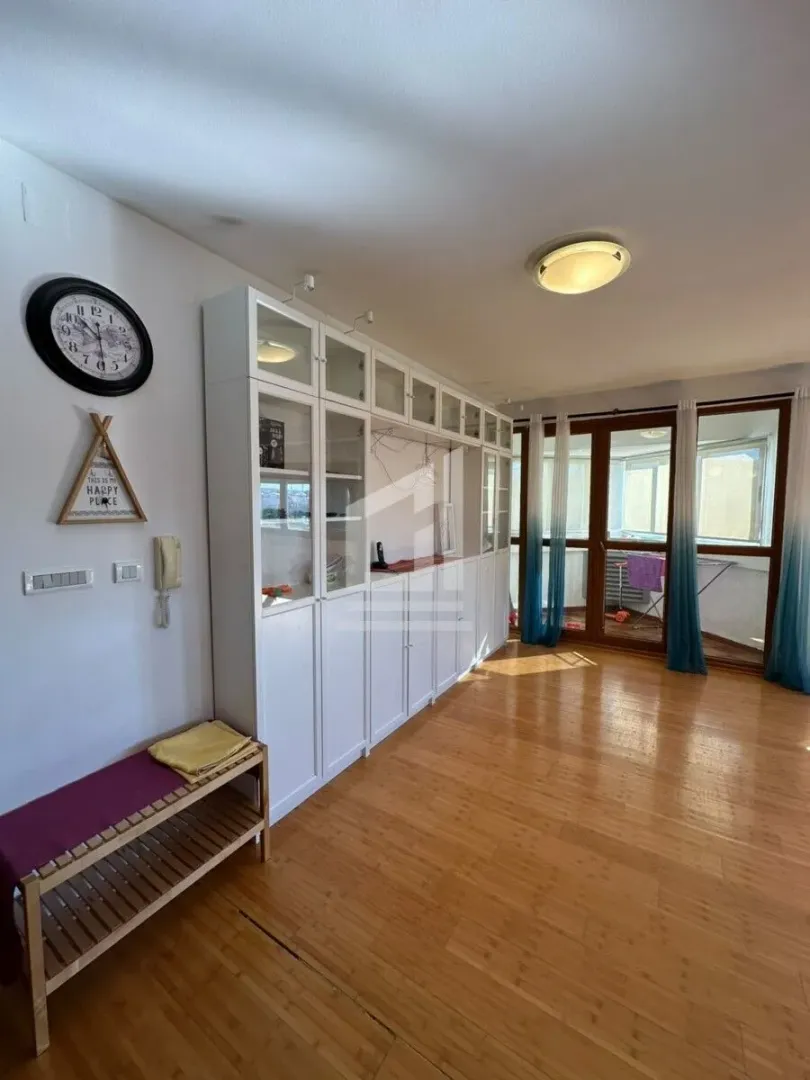 Living room with white cabinets and access to the terrace.
