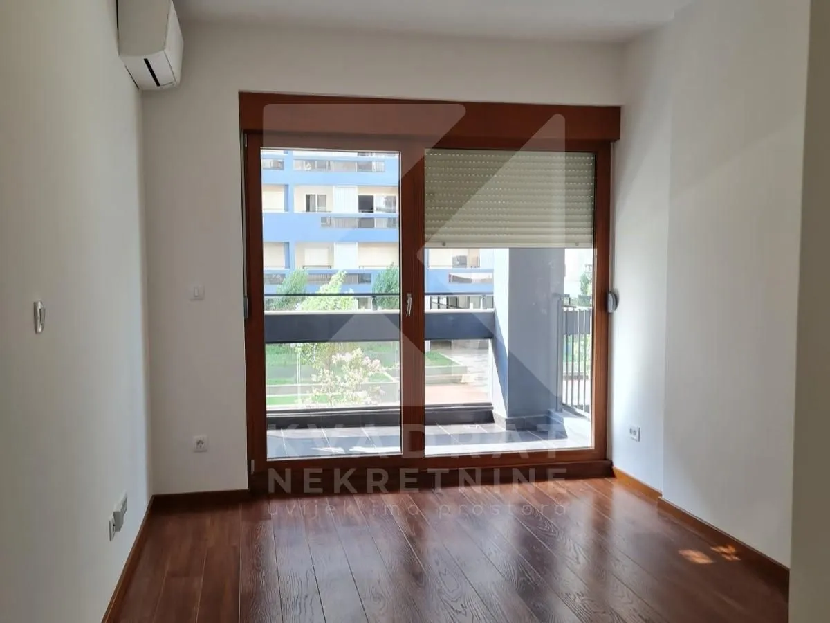 Izdavanje, poslovni prostor, 25m², Master Kvart, Podgorica