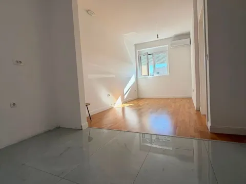 Prodaja, jednosoban stan, 35m², Centar, Bar - image 2
