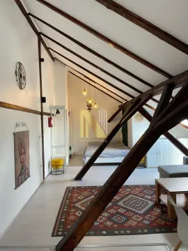 Potkrovlje sa drvenim gredama i krevetom. - image 2